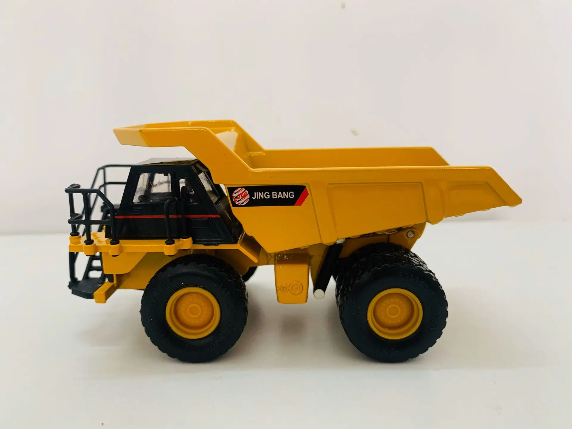 

1:60 Scale Die-Cast 772 0ff Highway Truck Yellow Construction vehicles Alloy Model