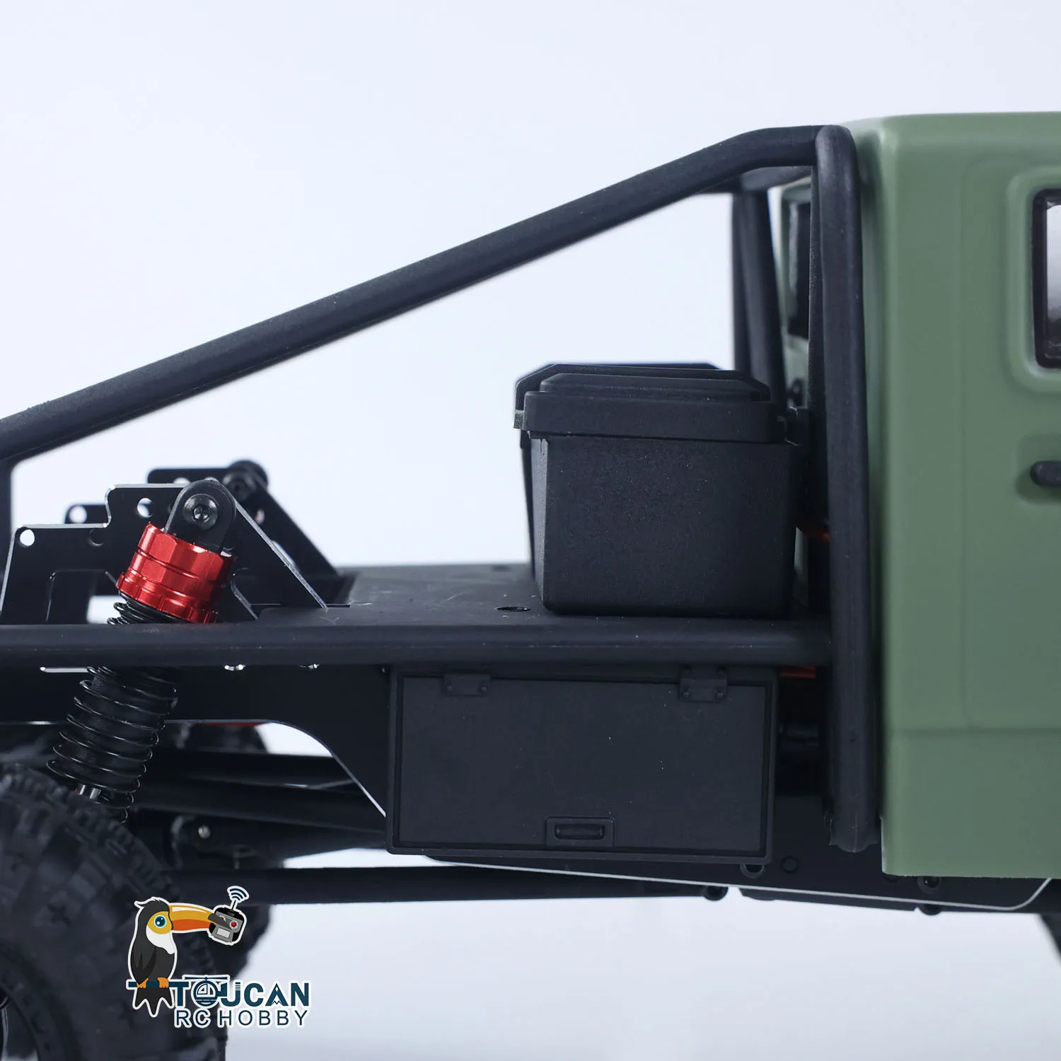 La CR18P V3 THunter escaladant une pente raide, démontrant ses capacités 4WD RTR