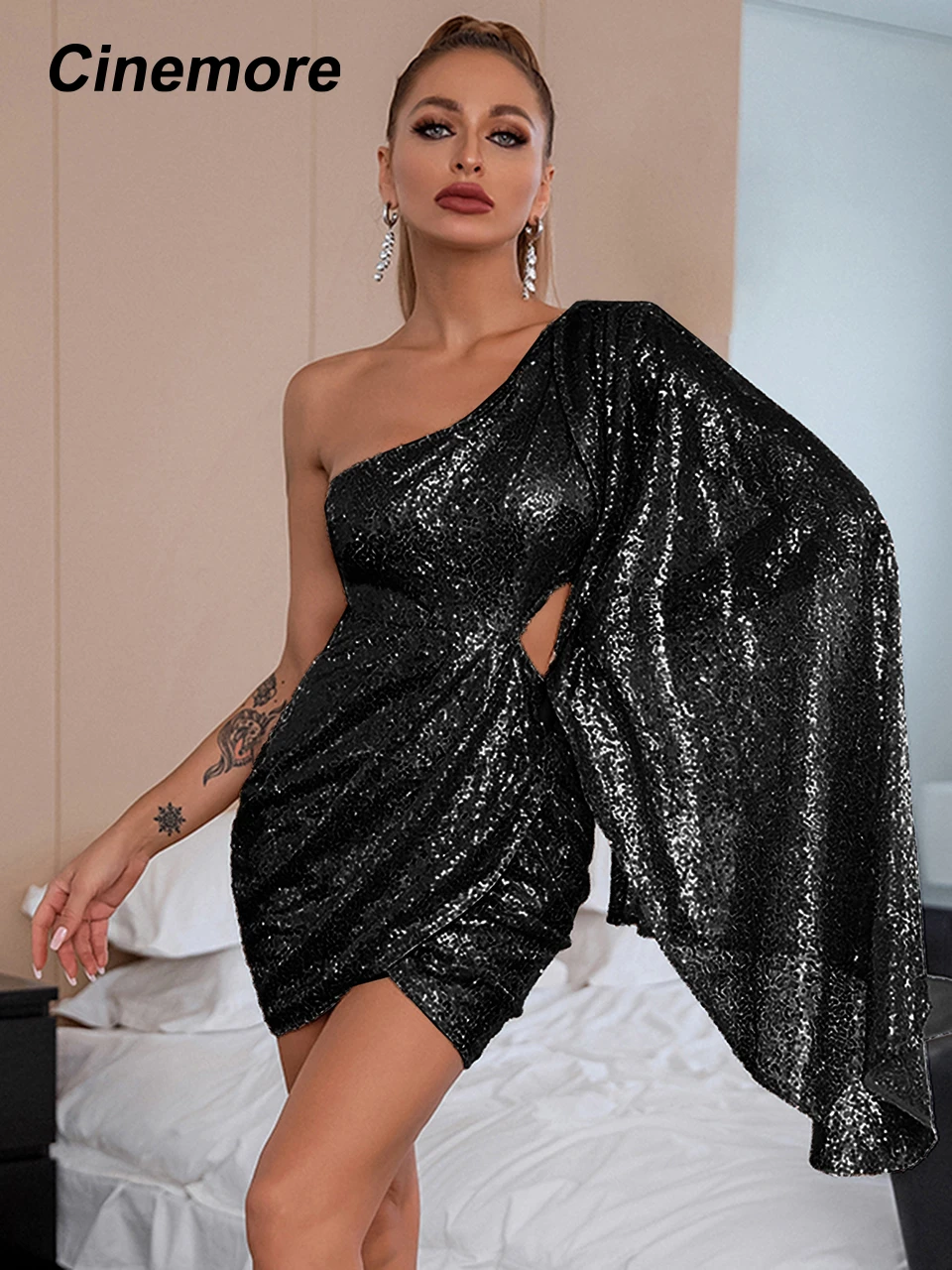 

Женское платье с блестками и оборками на подоле