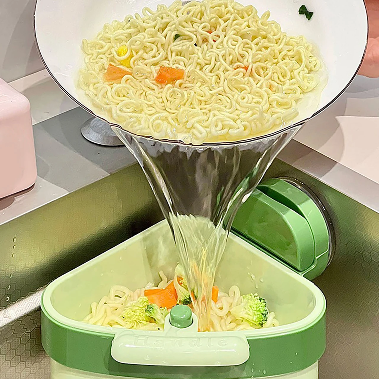 Suction Cup Sink Strainer Basket Triangular Vegetables Fruit Washing Filter Rack Sink Strainer Filtration of Leftovers