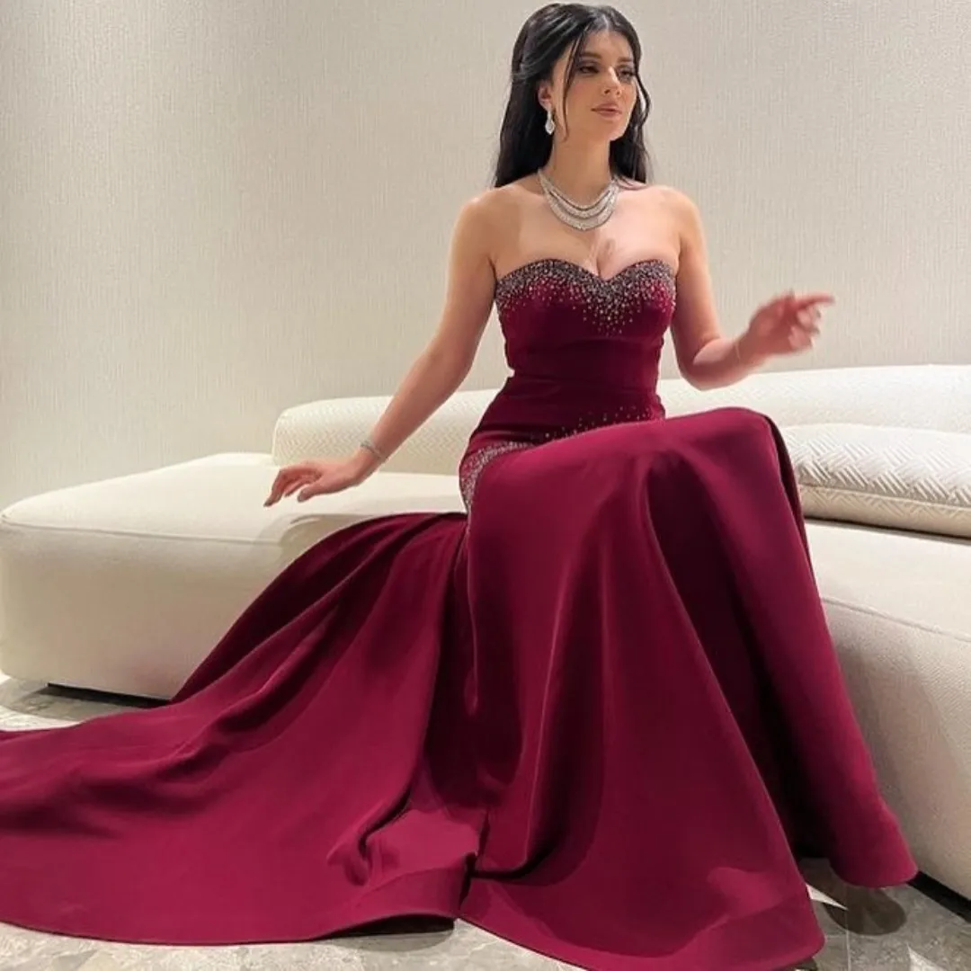 

Classic Bright Rose Red Sweetheart Strapless Backless Sleeveless Beaded Satin Pleated Prom Dress Saudi Arabia Evening Party 2023