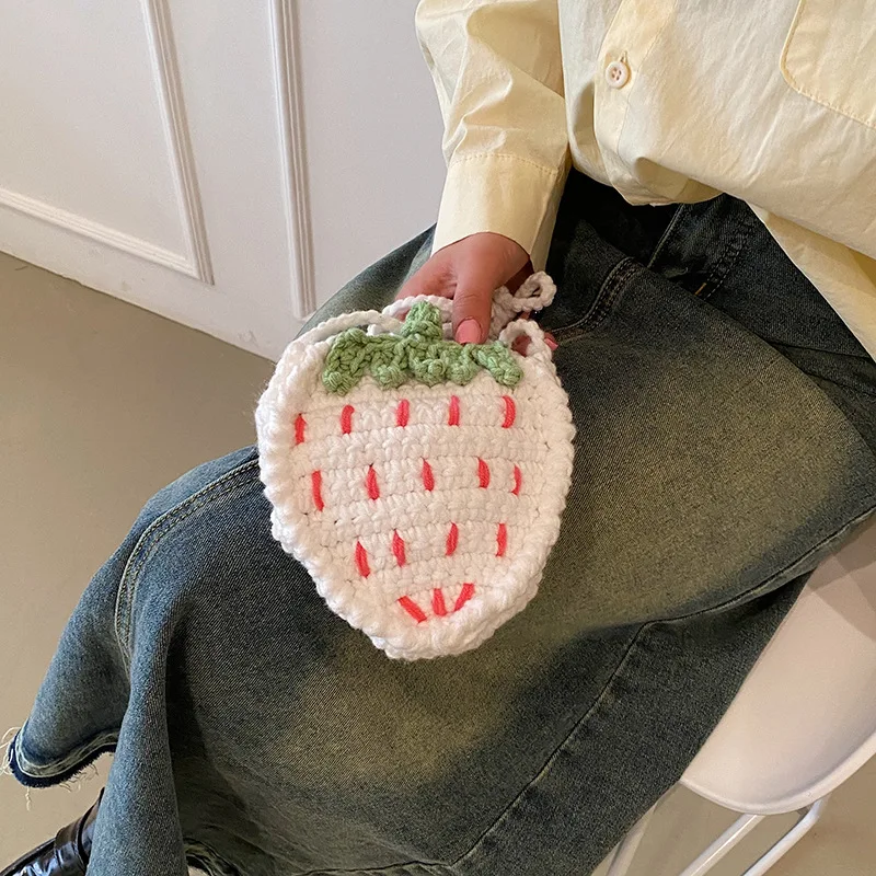 斜め掛けもできますイチゴいっぱいの綿ニットバック 斜め掛けもできますイチゴいっぱいの綿ニットバック