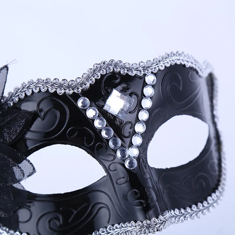 Masque chirurgical N95 réutilisable présenté de profil, montrant l'épaisseur du tissu filtrant.