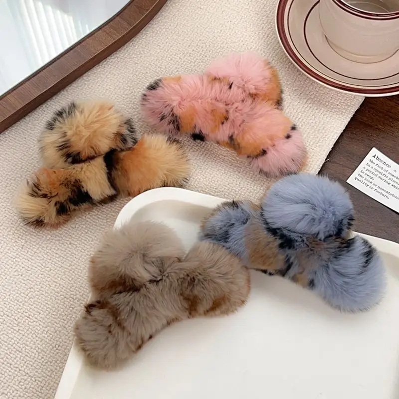 1pc Herbst und Winter Plüsch Klaue Clip Leopardenmuster Kaninchenfell Hai Clip süße pelzige Haarspange Kopfbedeckung pelzige Haar Klaue Kopfbedeckung