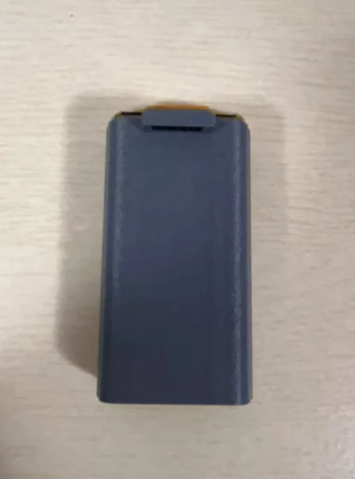 Vue rapprochée de la batterie haute capacité 3800mAh pour DJI Mini 2, connecteurs dorés visibles.