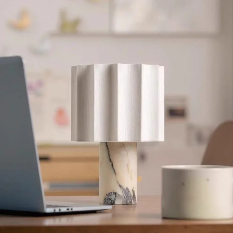 Marmor Bordlampe med Stofskærm – Trådløs, Dæmpbar LED & Touch 4