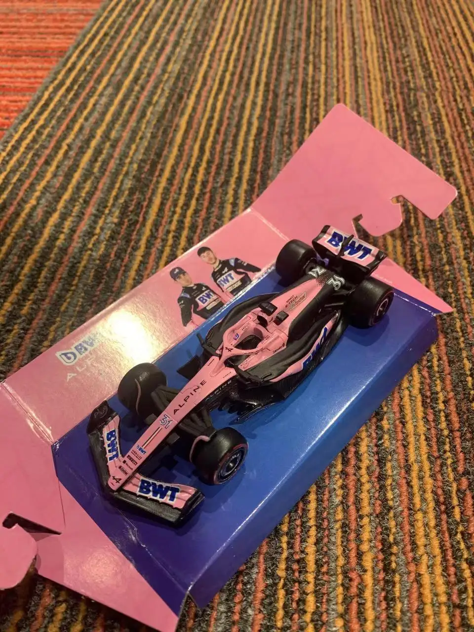 

1:43 Bburago BWT Alpine F1 Team A523 розовая версия #10 #31 литая модель формула гоночный сплав роскошный автомобиль детские подарки игрушки