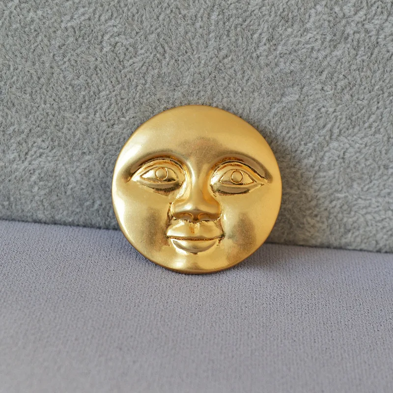 

WP-014 WKT 2023 Retro Brass Gold-Plated Funny Mysterious Smiling Face Personality Niche Brooch Jewelry Accessory Gift Mohn