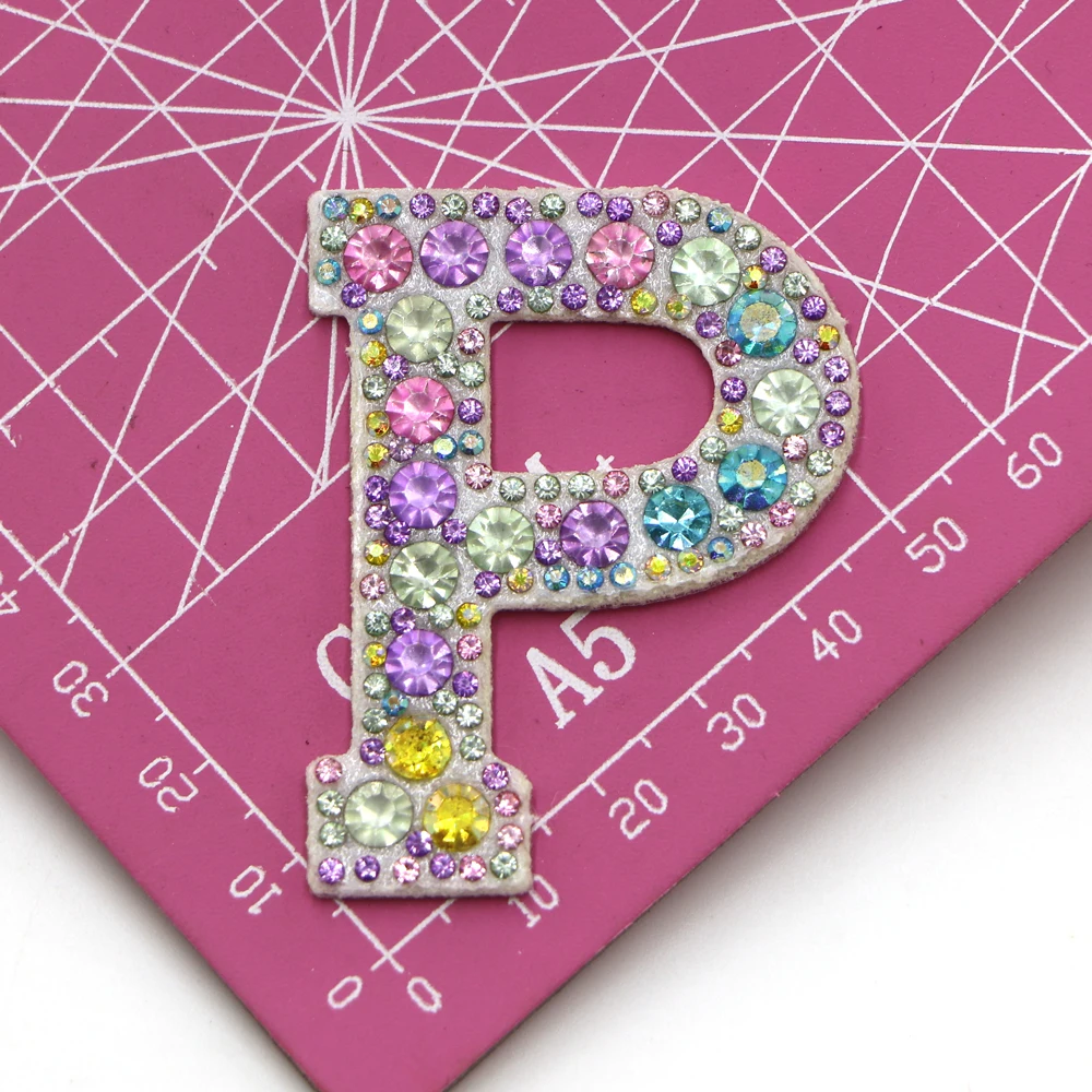 Neue 1 Stück A-Z Aufbügelbare Bunte Strass-Buchstaben-Patches für Kleidung Stickerei-Applikationen Kleidungsetiketten DIY-Zubehör – Detail 16