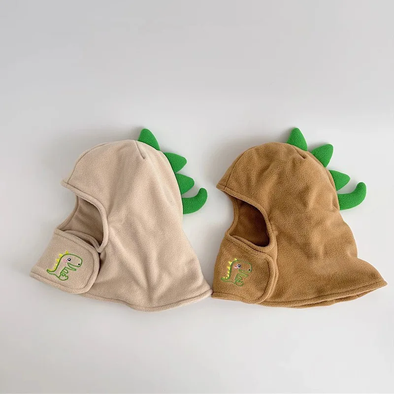 

Зимняя детская флисовая ветрозащитная версия нового мальчика и девочки с мультяшным динозавром, детская защита ушей, 48-50 см