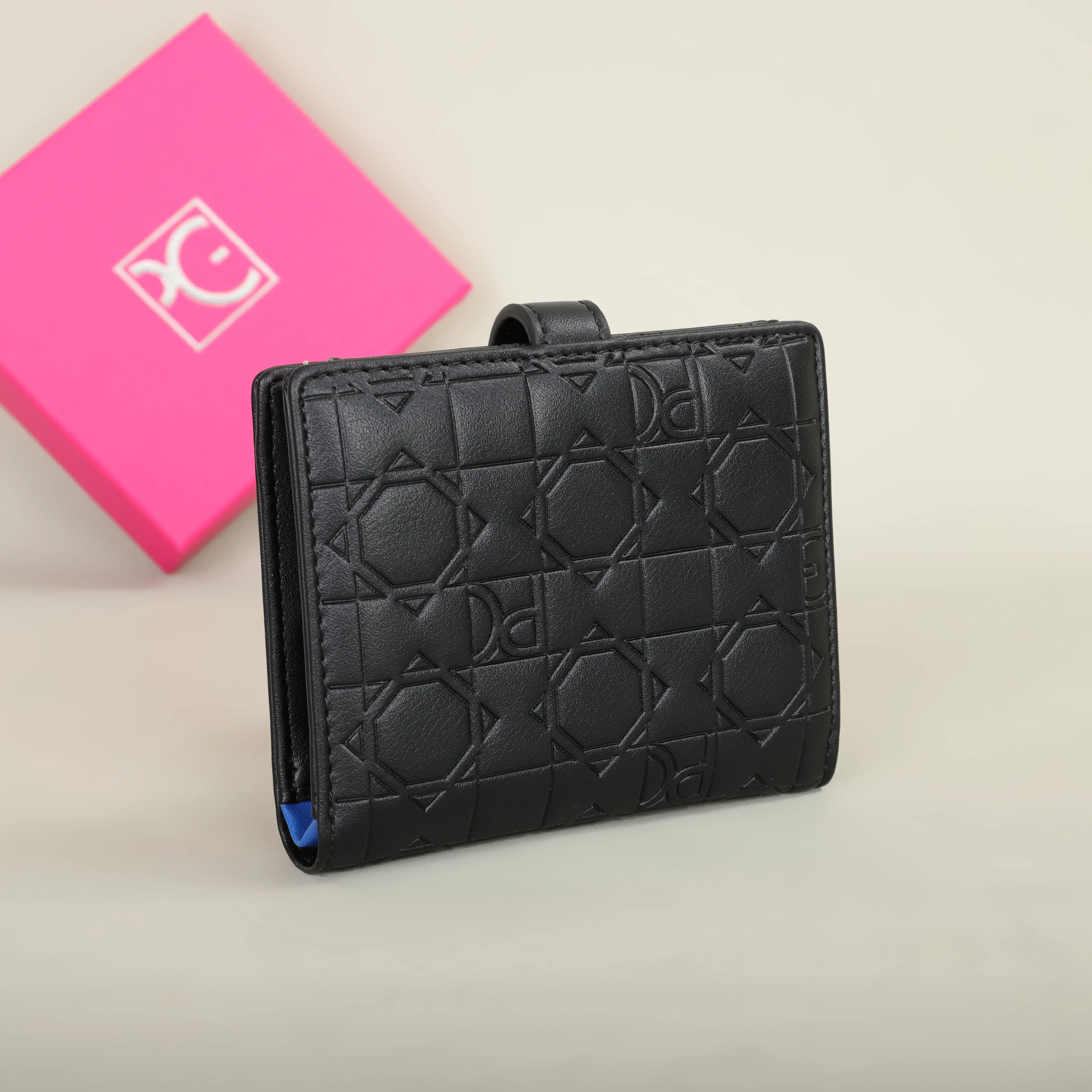 Elegant retro short wallet design