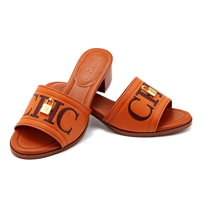 شباشب نسائية ذات كعب منخفض بتصميم أنيق بطباعة حرف...