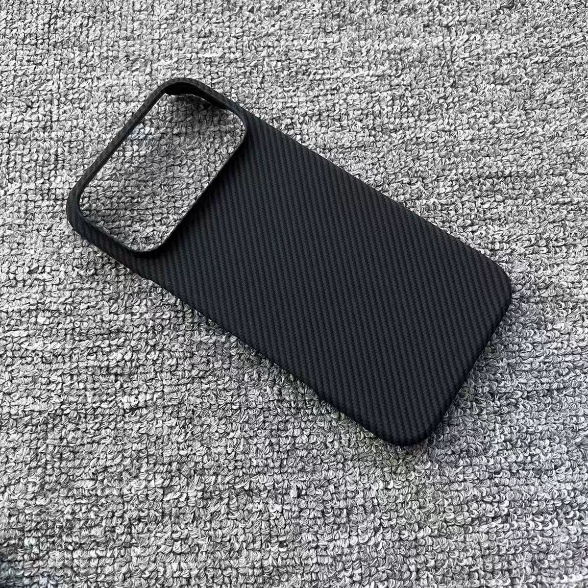 Sleek Shockproof Cooling Phone Case with Carbon Fiber Kevlar Design