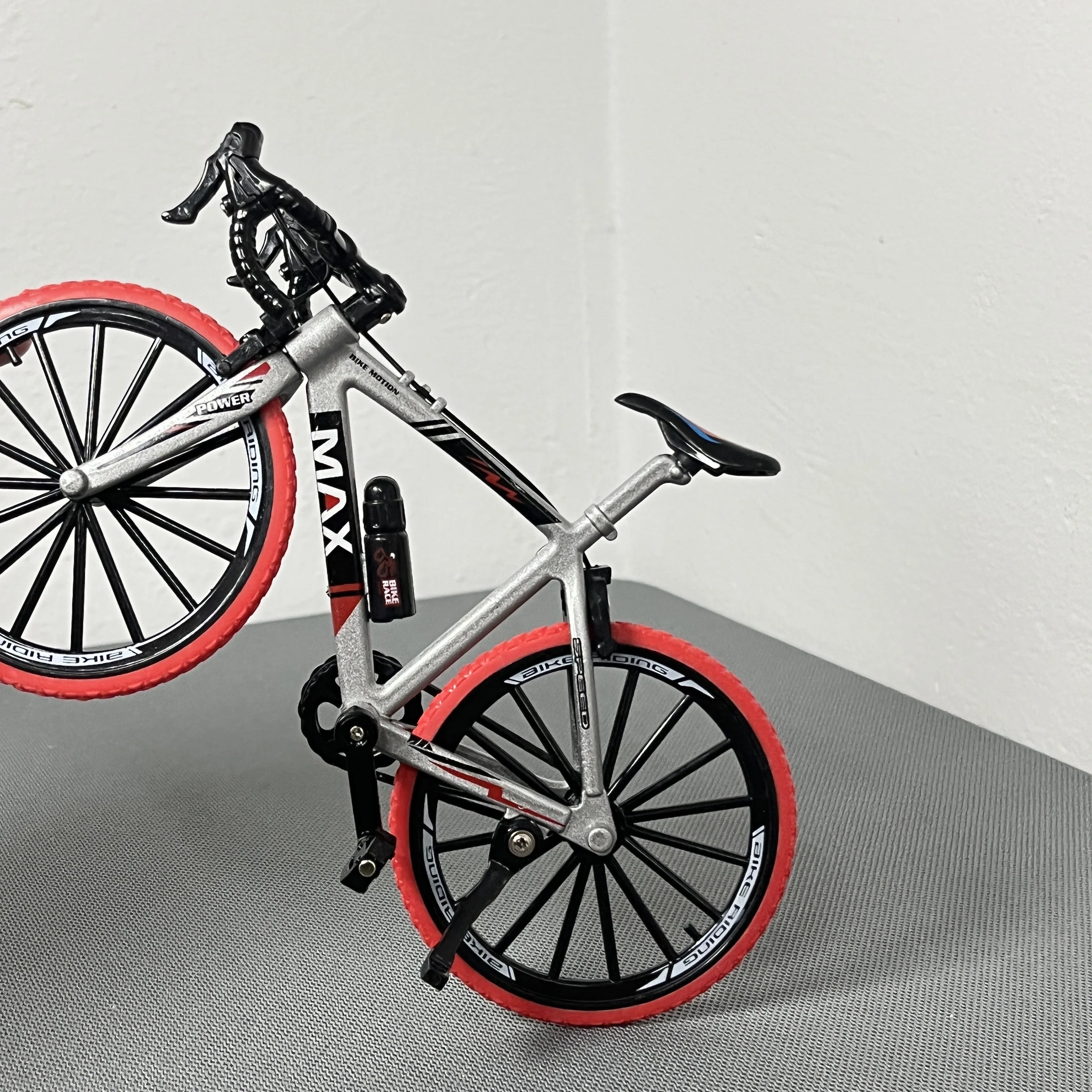 Bike Toys Finger Bike Toys 1:8 New Finger Mountain Alloy Bicycle Diecast Simulation Model Miniature Racing Metal Mini Bike Collection Boy's Toys