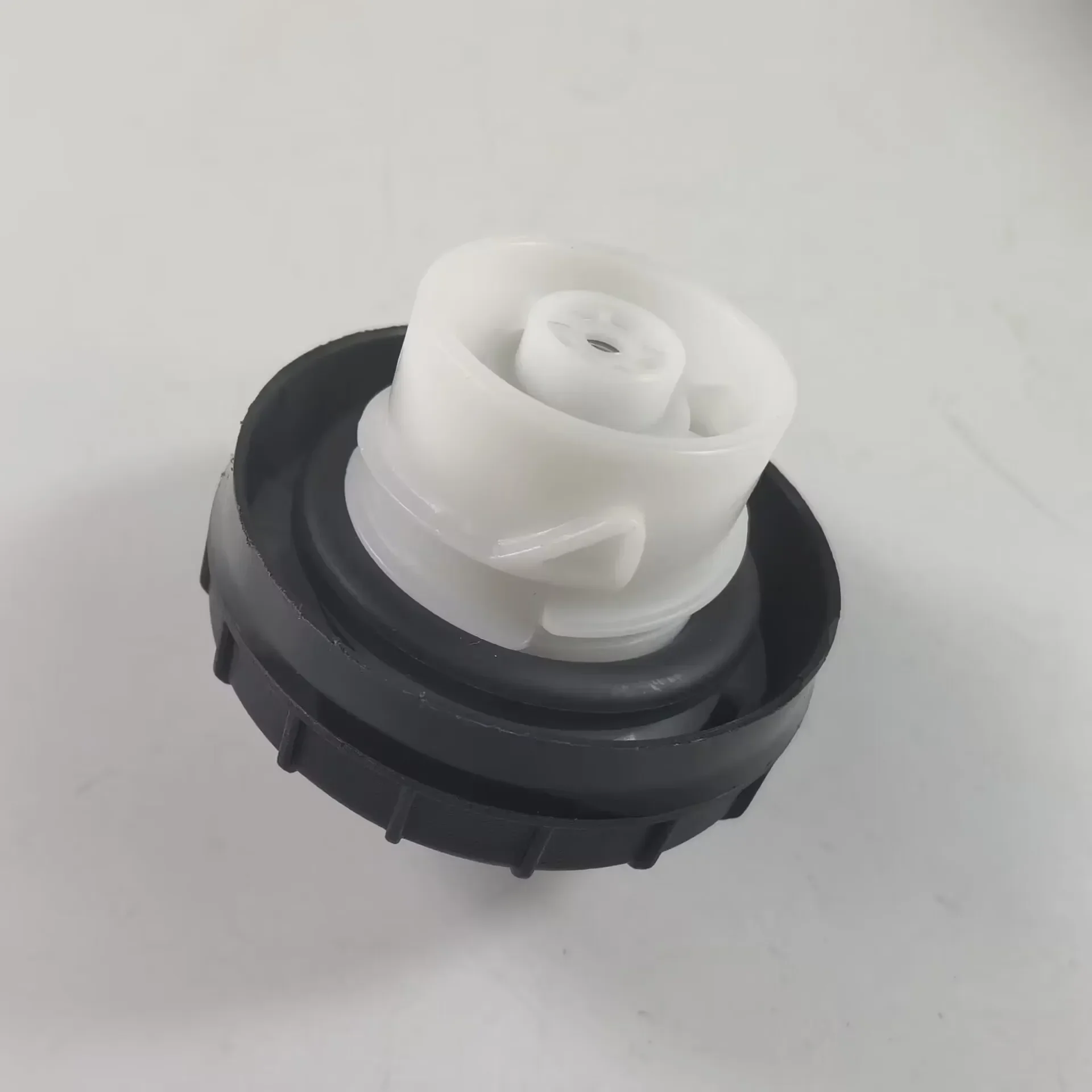 Gas Fuel Tank Cap Gas Fuel Tank Cover Cap Plastic 10838 1644700030 For Jeep Wrangler Compass Grand Cherokee For Nissan Sentra 2012 2013 52102464AA