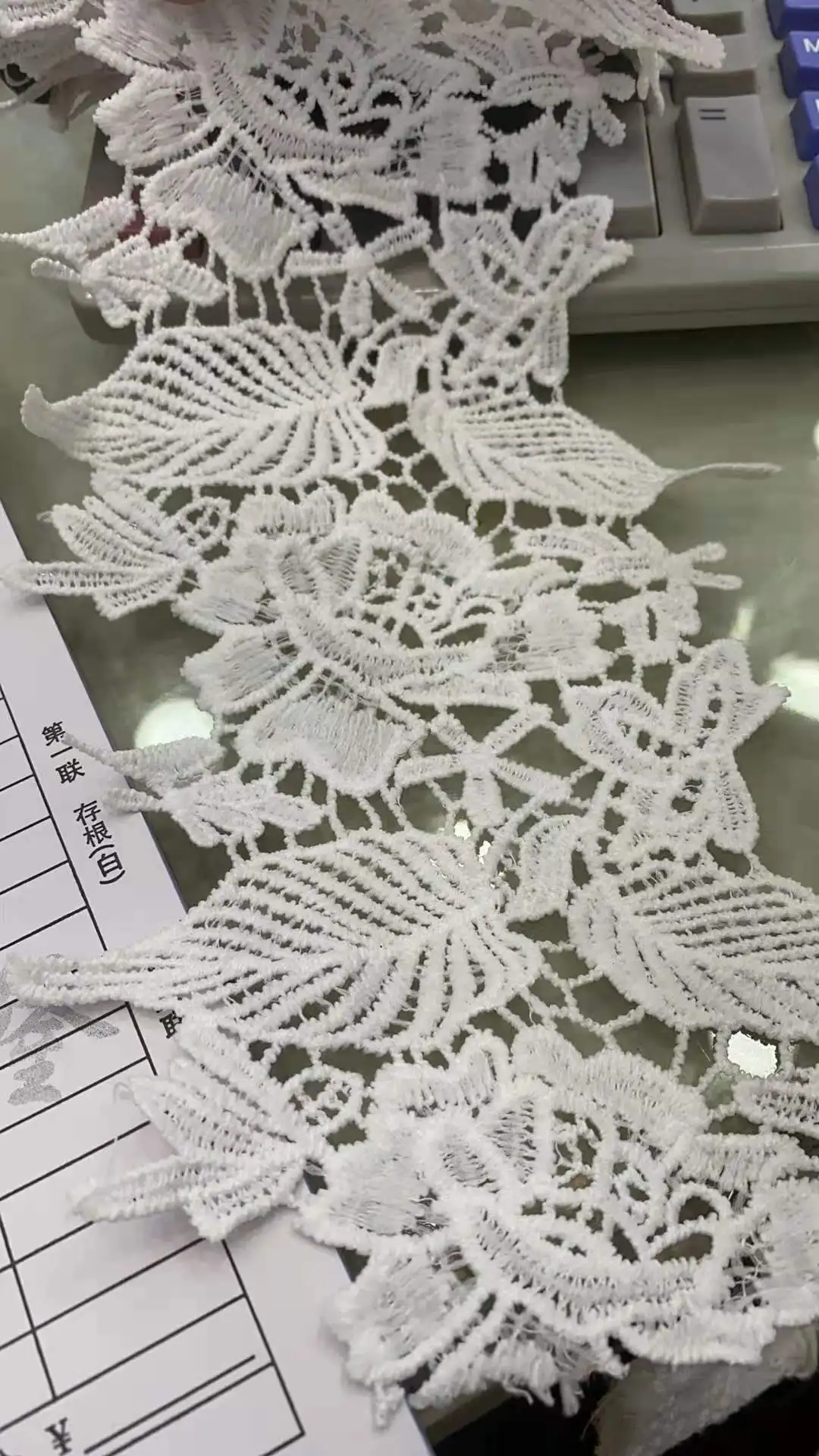 

Вышитая пара молочного шелка, вышитая пара цветочных аппликаций, зеркальное кружево для свадебного платья, аксессуары