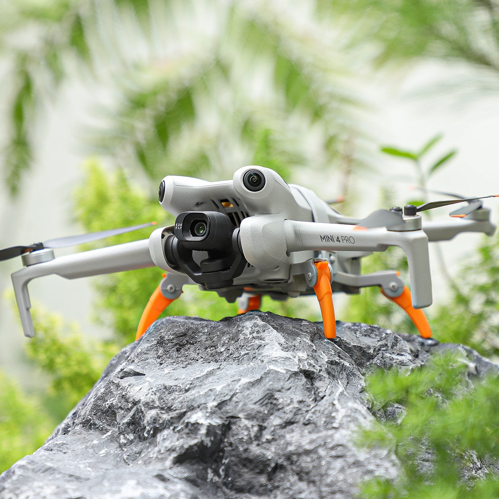 Vue rapprochée du mécanisme de pliage du train d'atterrissage pour DJI Mini 4 Pro, léger et compact.