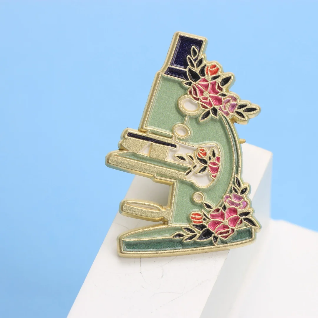 Mikroskop Botaniker Emaille Pin – Cartoon Science Floral Revers Abzeichen für Rucksack Labor DIY Geschenk