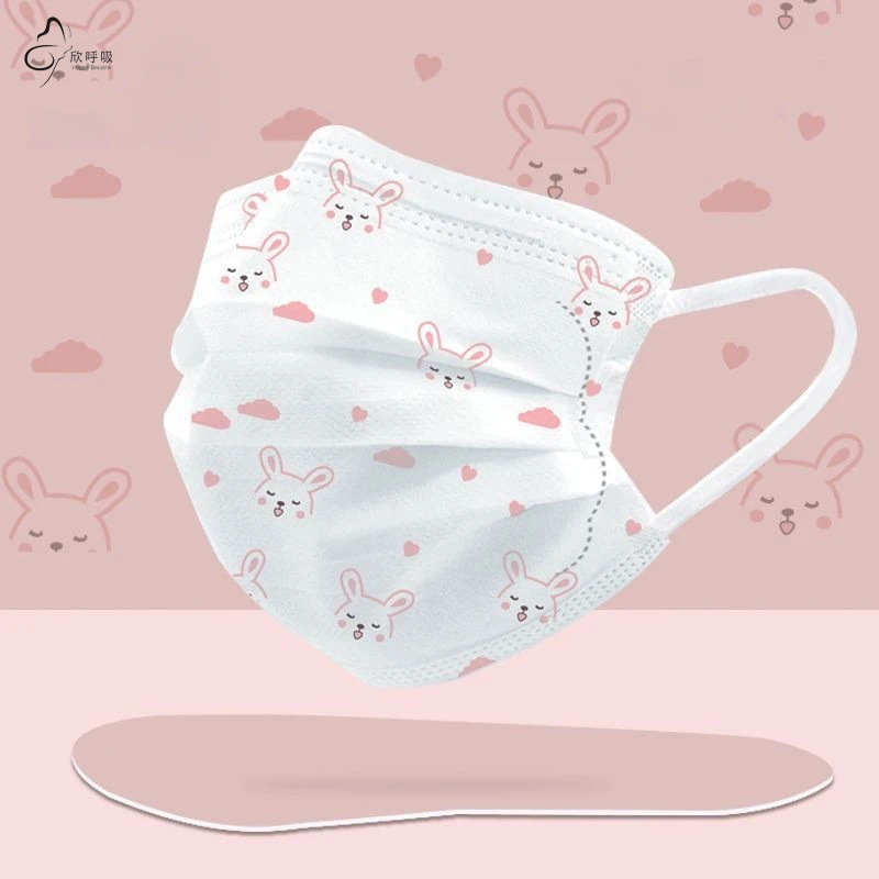 Masques chirurgicaux Type IIR, lot de 50, portés par un professionnel de santé.