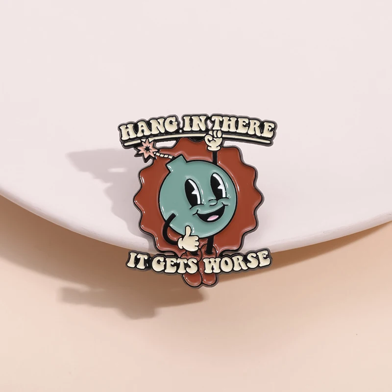 Hang In There It Gets Worse Emaille Pins Extreme Satirische Zitate Broschen Kleidung Kragen Revers Abzeichen Rucksack Schmuck als Geschenk