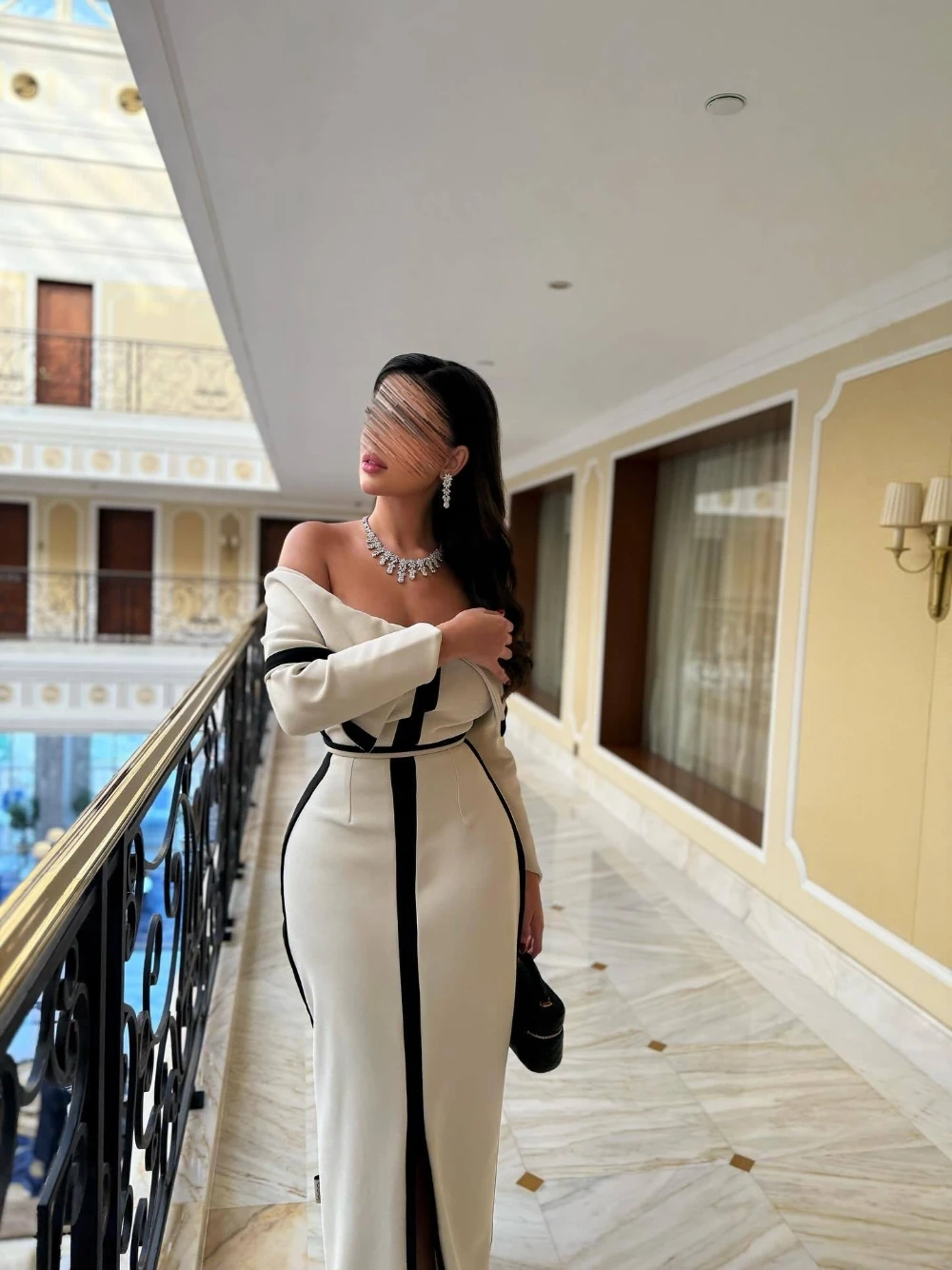 فستان أوف وايت أوف شولدر بتفاصيل كلاسيكية أنيقة