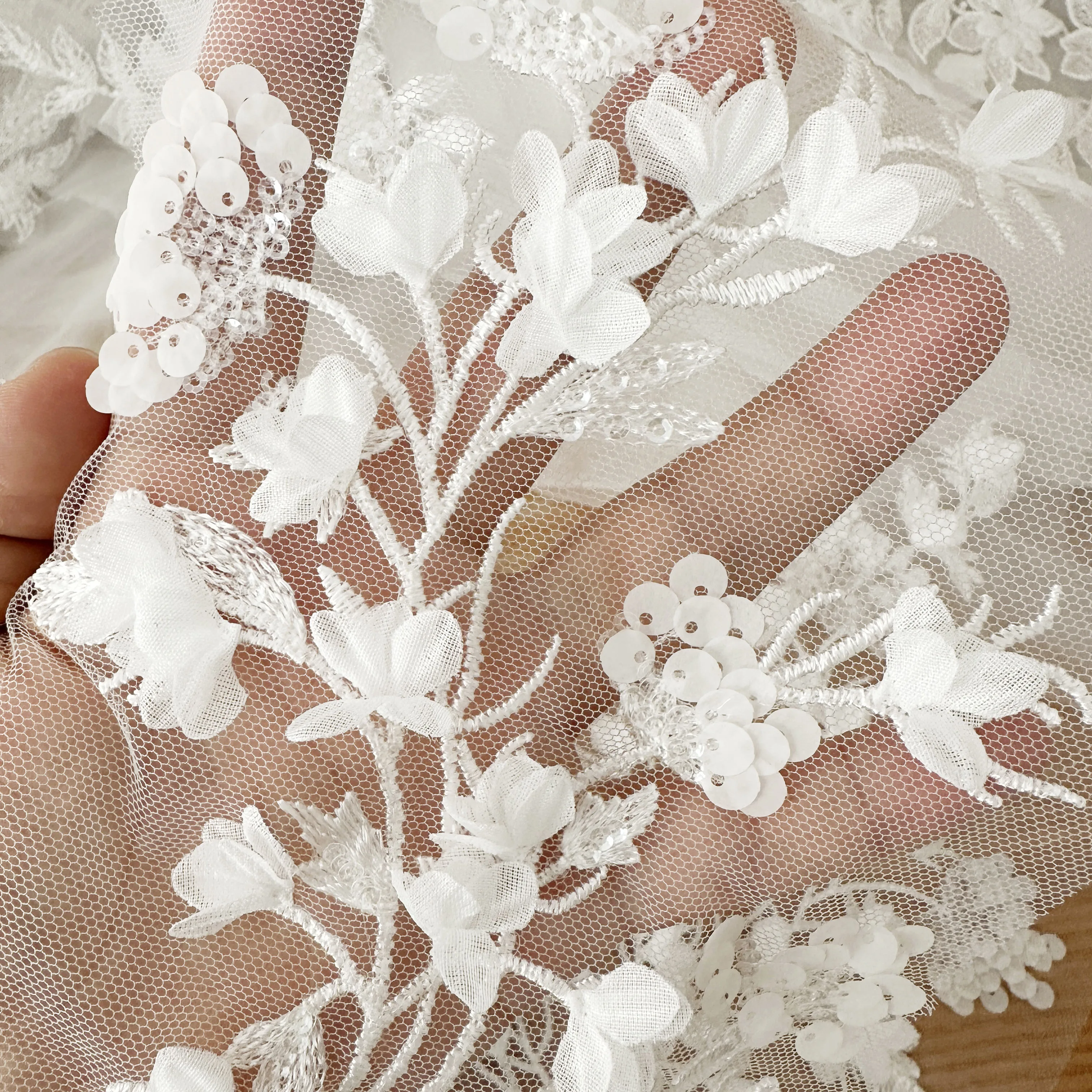 1 Paar 3D Perlen-Baumwoll-Blumenstickerei-Spitzenapplikationen, Brautschleier Hochzeitskleid Träger Kappen Spitzenmotiv – Detail 7