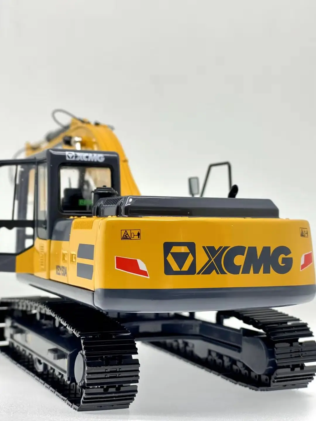 1:35 Scale Diecast XCMG XE215DA Excavator Model Yellow Cab Open