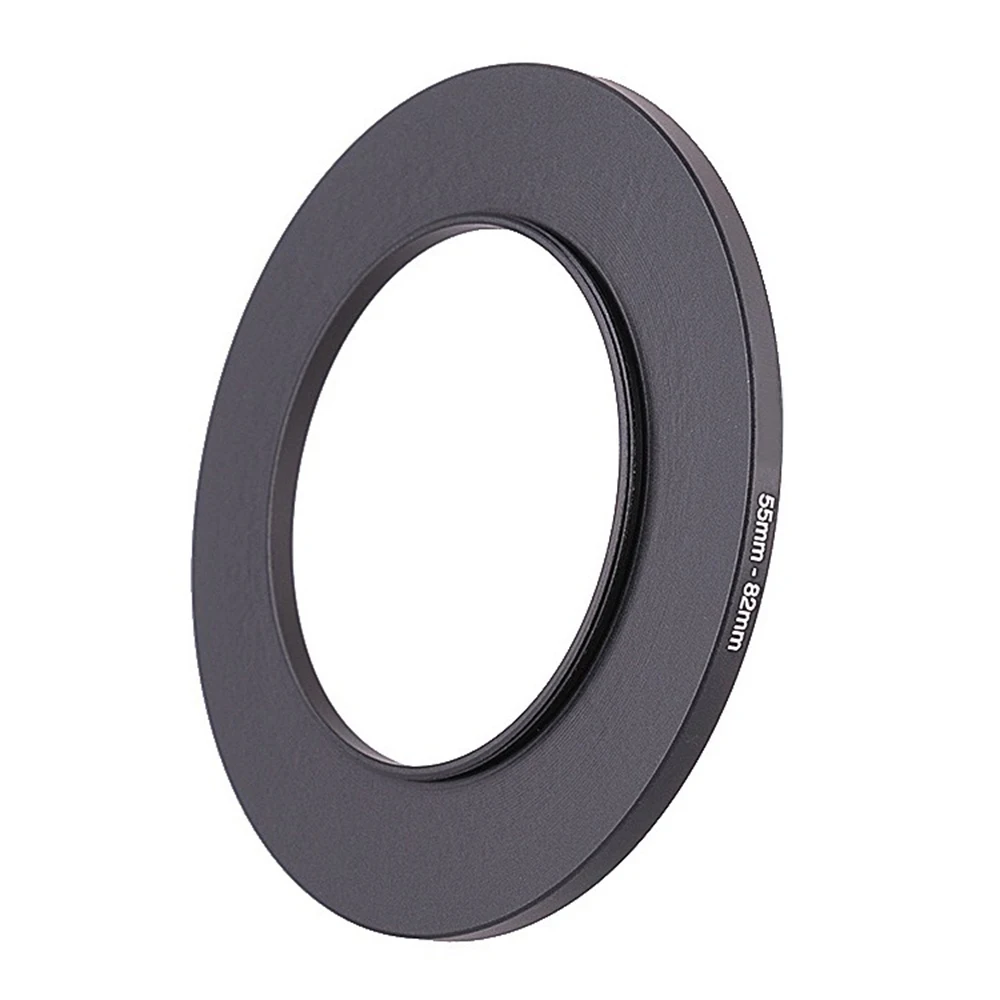Gros plan sur un filtre objectif 55mm bleu, montrant la bague filetée et la surface réfléchissante.