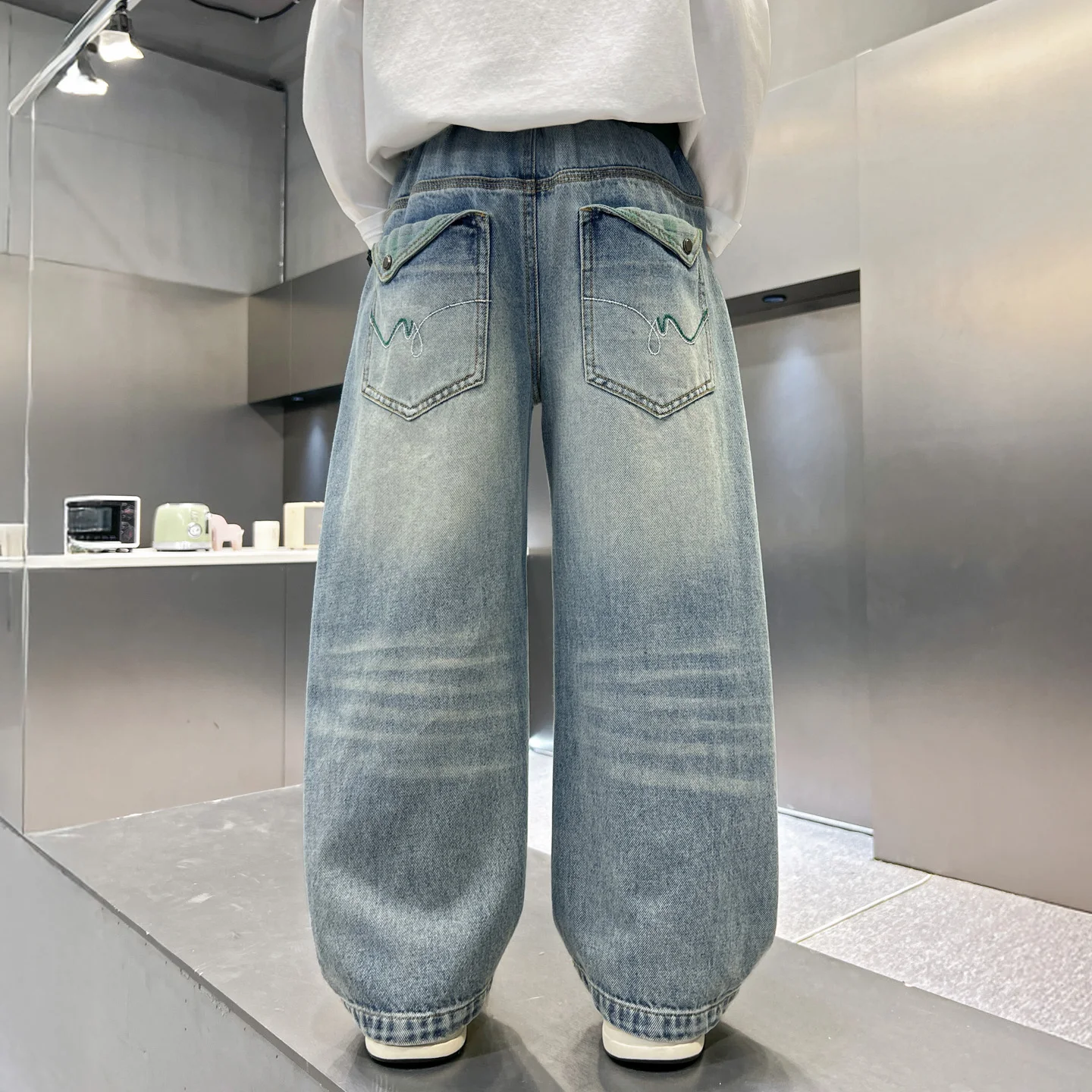 2026 소년용 와이드 레그 청바지 라이트 블루 디스트레스드 데님 팬츠 그린 스티칭 백 포켓 스트리트 스타일 키즈 바지 4-14세 패션