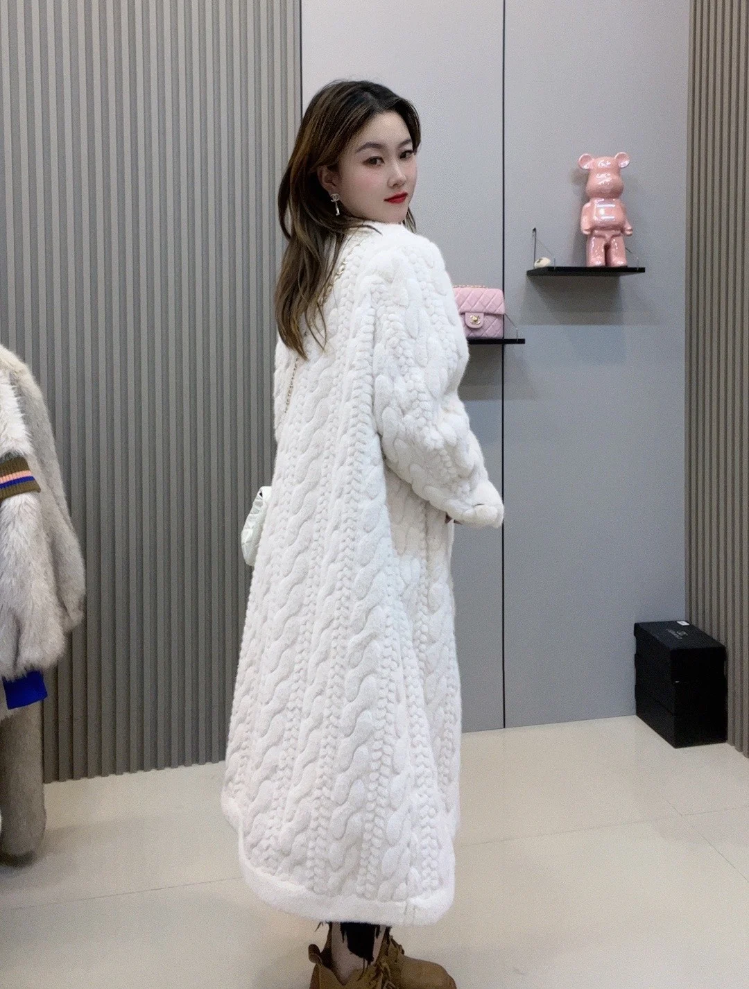 Fashion Heavy Industry High-End Long Warm Coat Winter Commute Style Elegant Long Sleeve V-neck Striped Women's Faux Fur Jacket