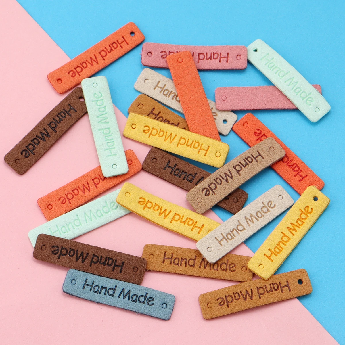 20 개/몫 1*4cm 수제 PU 가죽 태그 가방 바느질 장식을위한 컬러 바느질 라벨 DIY 모자 가방 의류 액세서리