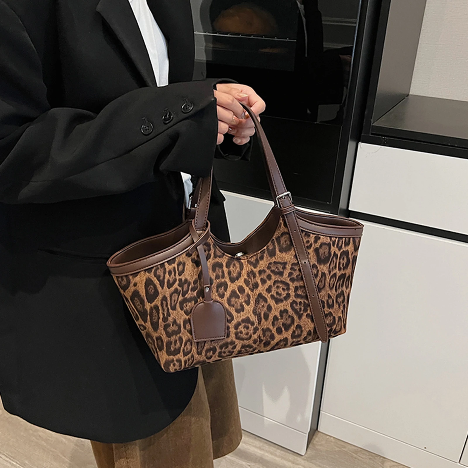 Retro Faux Suede Tote Bag Cheetah Outdoor Travel Bag Casual Commuter Bag for Girls Woman Birthday Gifts