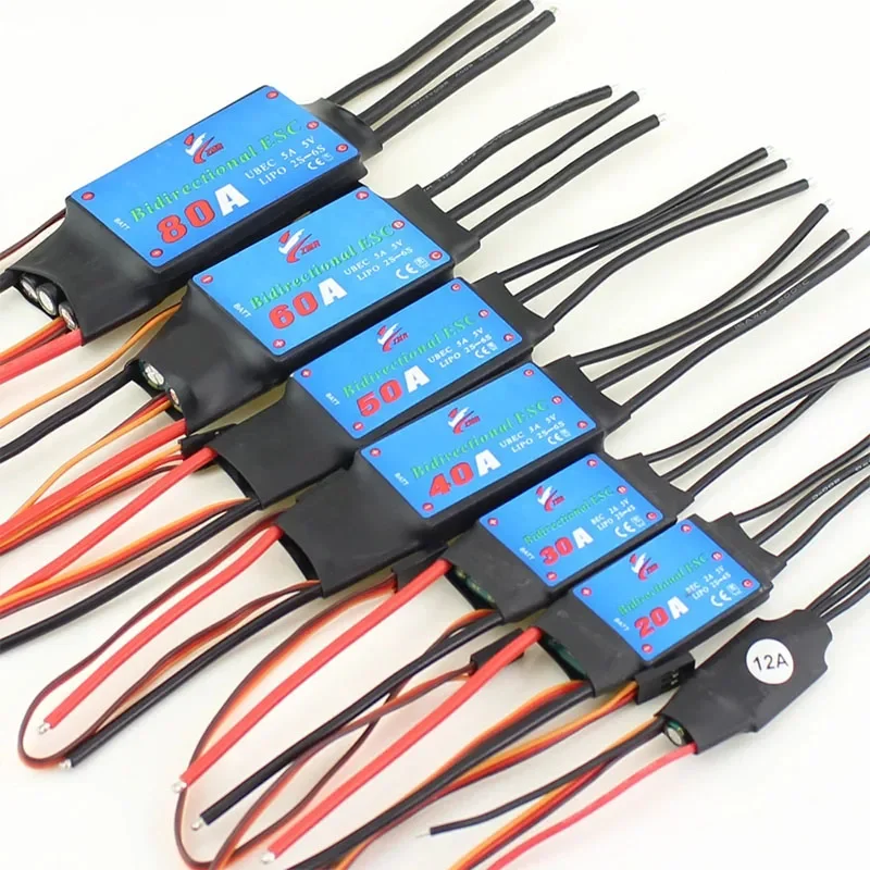 Vue rapprochée du micro moteur électrique 12V-80A avec connecteurs, parfait pour le modélisme