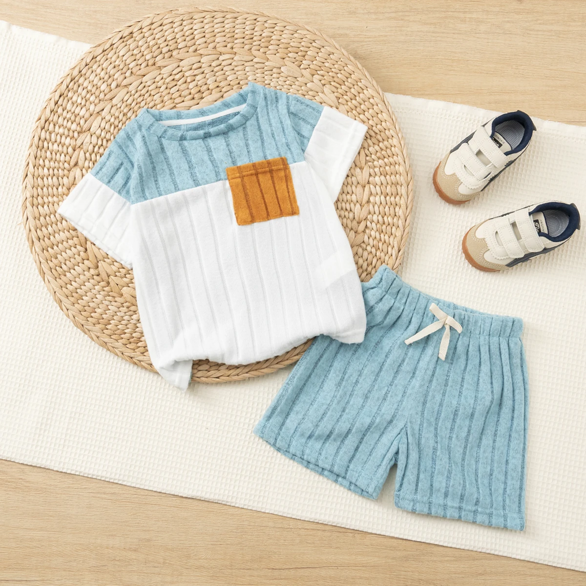 Sommer-Strickset für Jungen, kontrastfarbenes Kurzarm-Set mit Tasche und Shorts, bequemes, weiches 2-teiliges Set für Kinder – Detail 5
