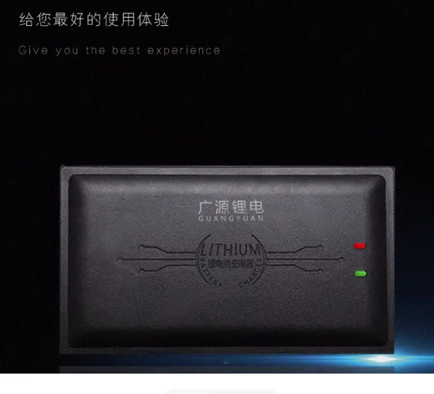 Vue rapprochée du chargeur multiport 67.2V 3A/5A, prises UK et EU visibles