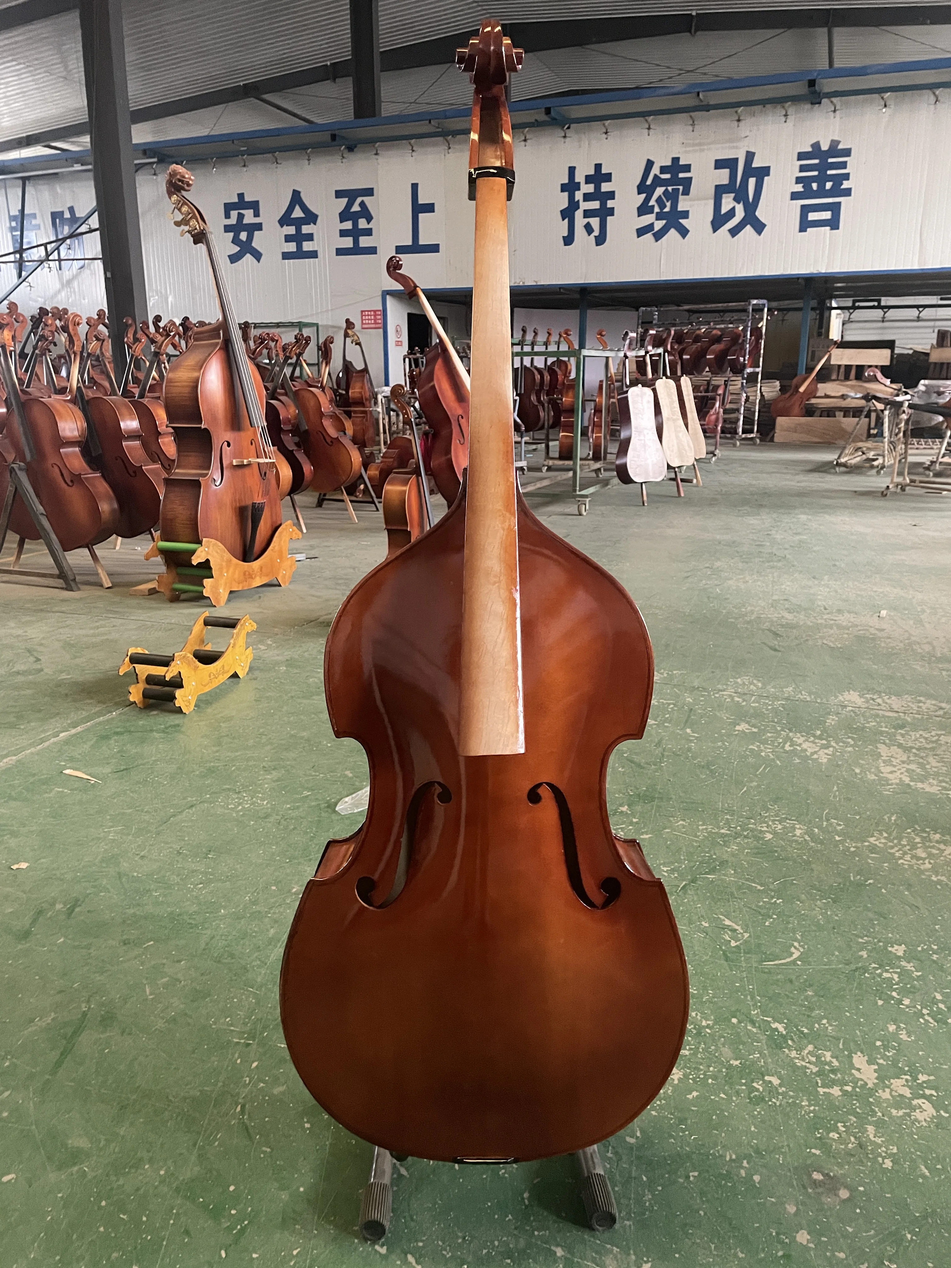 

Adhering to originality and strict workmanship, the teacher Fu made a 1/8 cello by hand, which is retro and exquisite