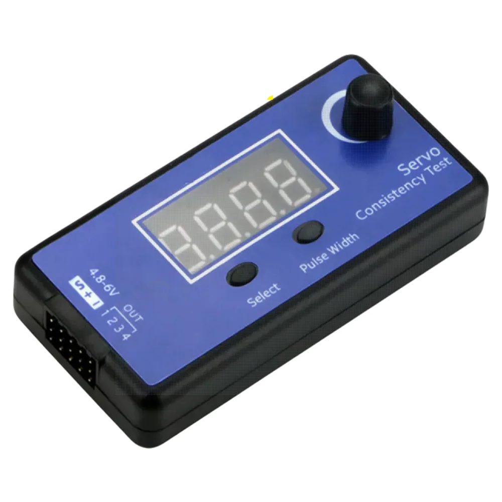 Testeur de servo RC connecté à un servo numérique, prêt à vérifier le fonctionnement pour modèle réduit.