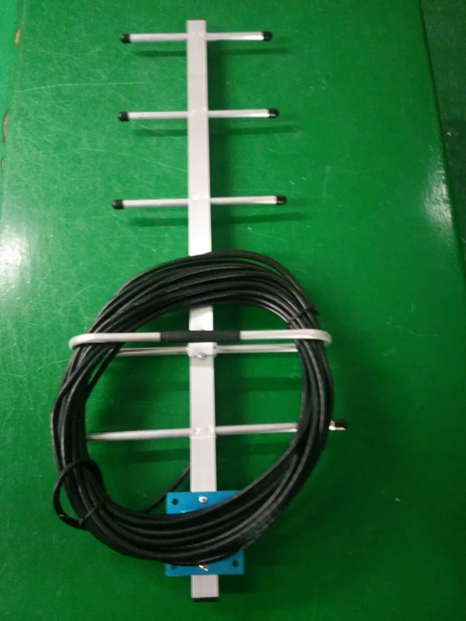 

Mobile Phone Signal Amplifier 450mhz.12 Unit Yagi Antenna