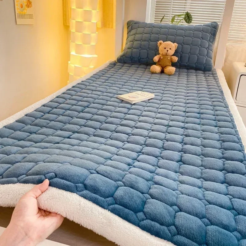 Winter warm velvet mattress toppers dormitory bedspread fold tatami thin mat non-slip mattress cover queen bed sheets bed cover