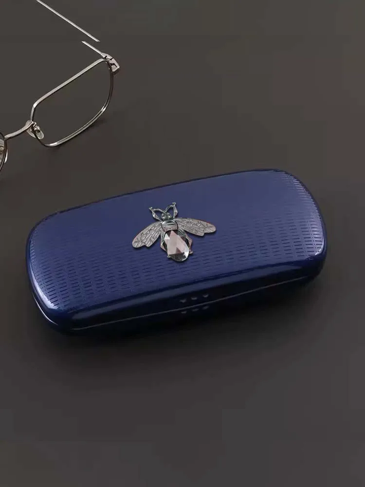 

Eyewear Cases Protect Sunglasses with Aluminum Alloy Crystal Cubism Butterfly Decor