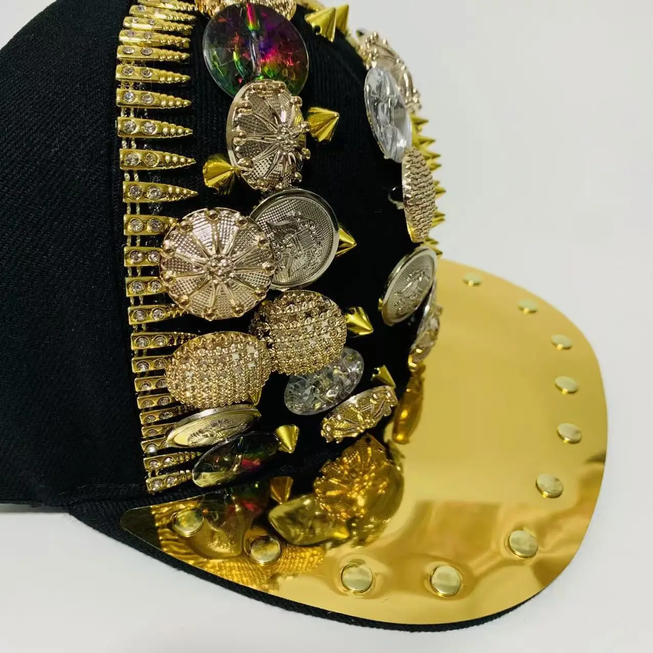Neue handgefertigte coole Kappe mit Knöpfen und Nieten für Männer und Frauen im Streetdance-Stil. – Detail 7