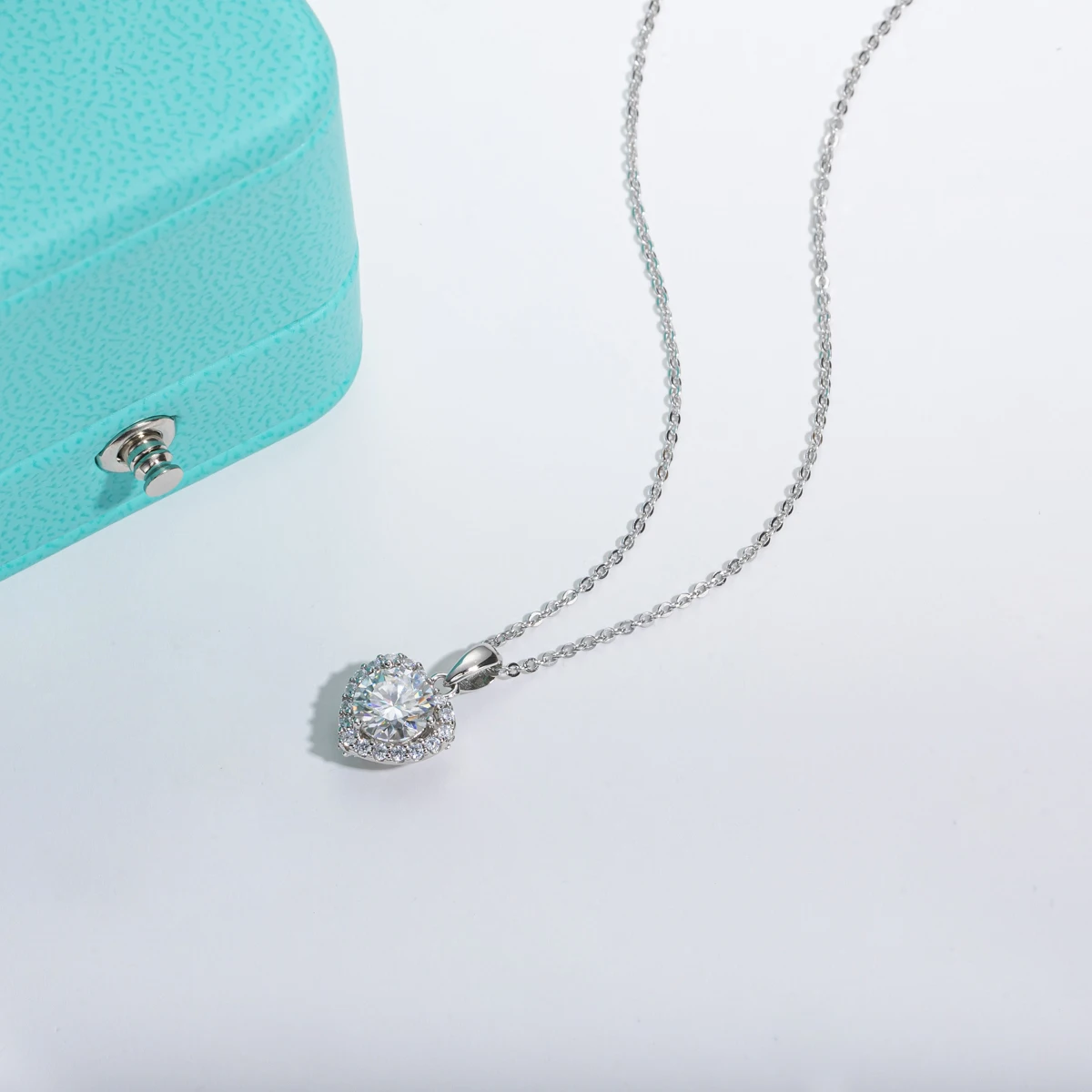 Рисунок 3 - Женский кулон с муассанитом