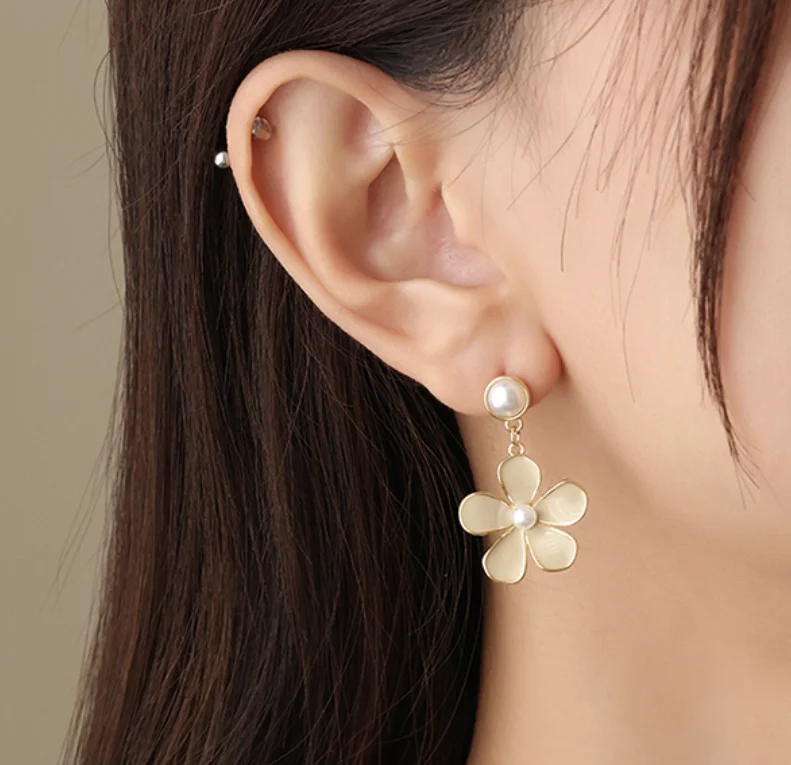 2022 new Simple copper gold plated pearl flowers S925 silver needle Earrings for women Fashion Jewelry