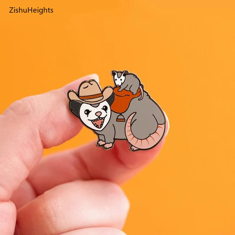 Possum Posse Smalto Pin Cloisonné Opossum Risvolto Texas Badge Rodeo Kawaii Marsupial Cowboy