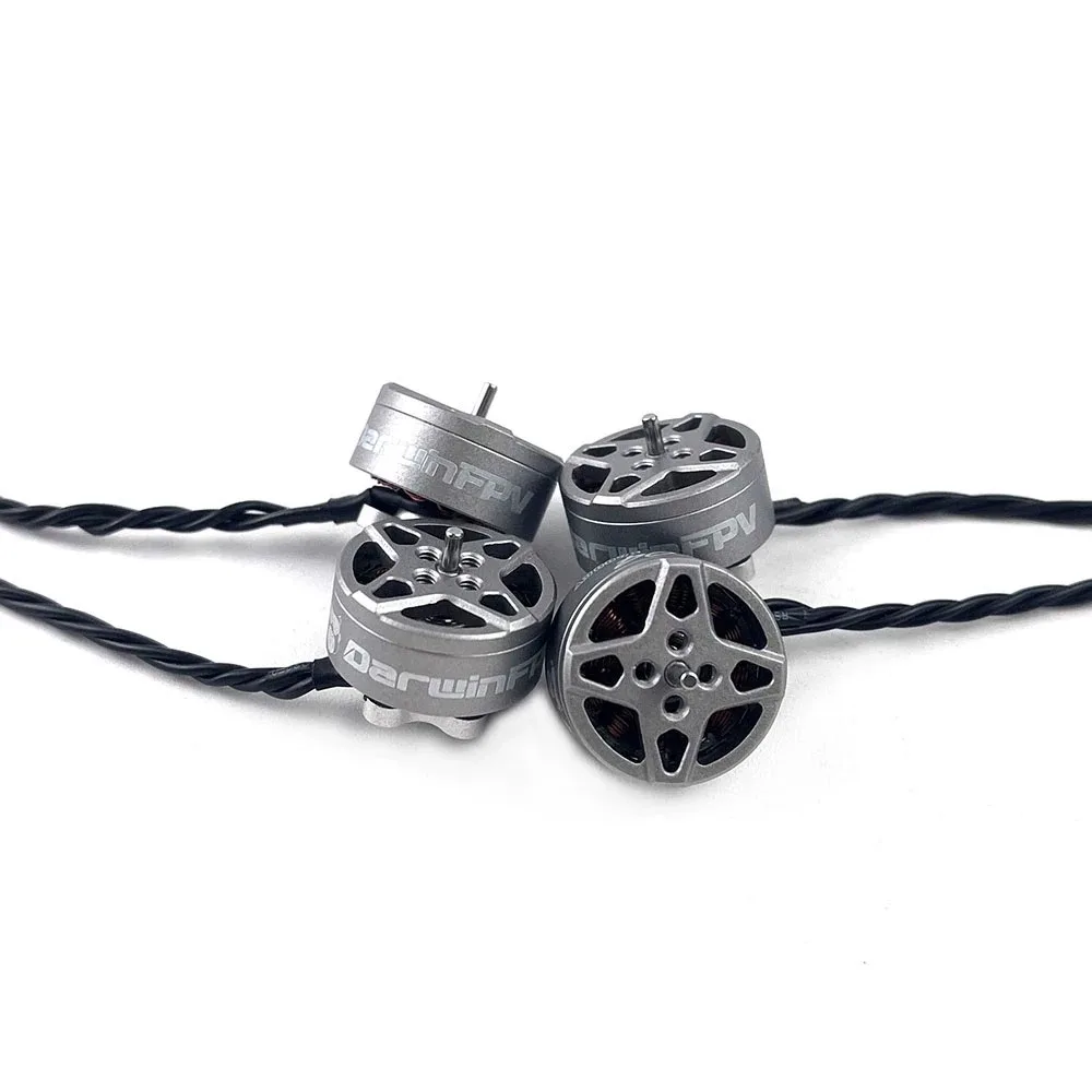 Quatre moteurs brushless 1504 pour drone FPV course dans leur emballage d'origine.