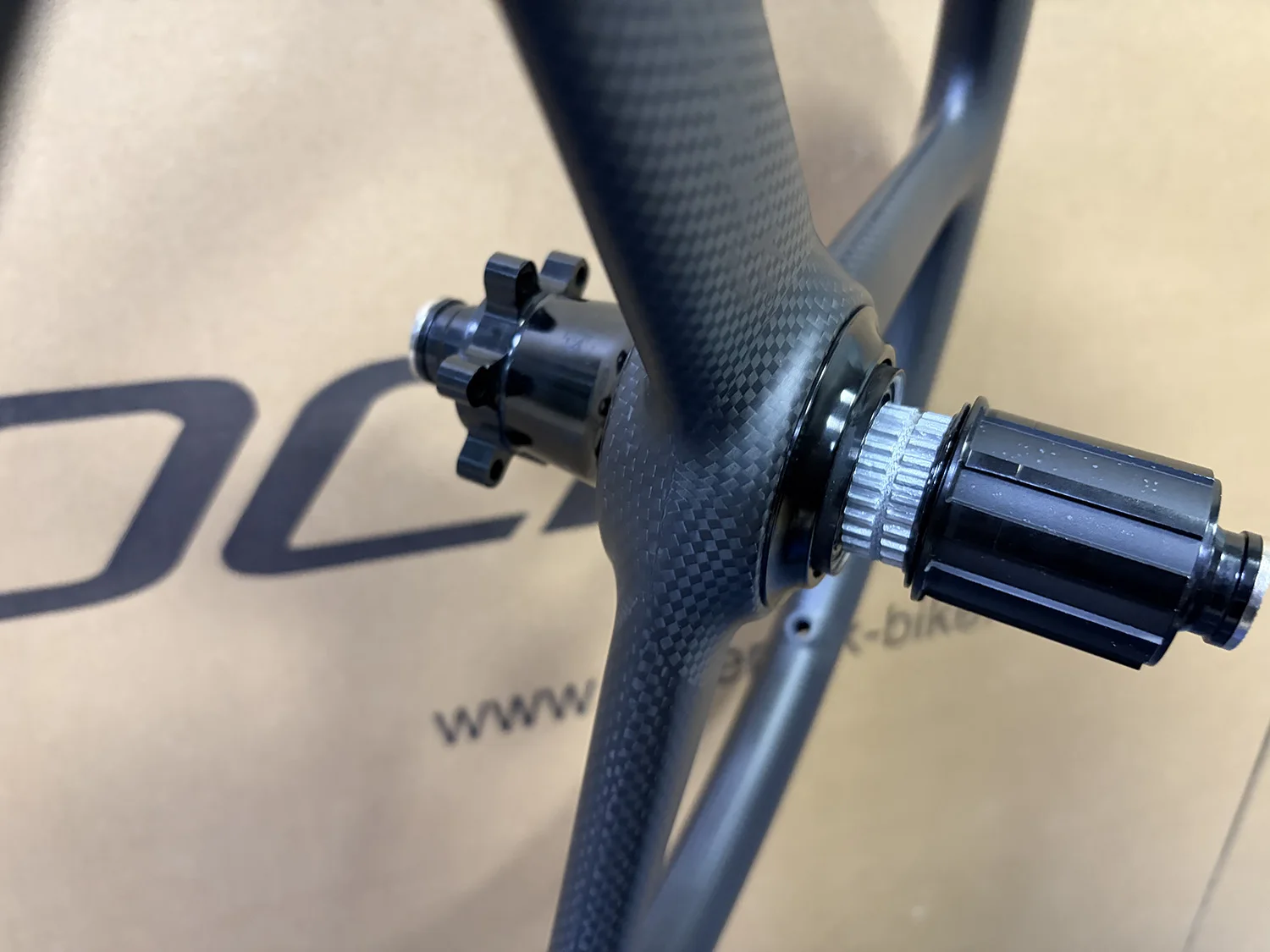 SILVEROCK NEO Carbon-Trispoke-Räder 16 Zoll 349 Scheibenbremse Steckachse 74 mm 142 mm für JAVA NEO Trifold Falträder – Detail 9