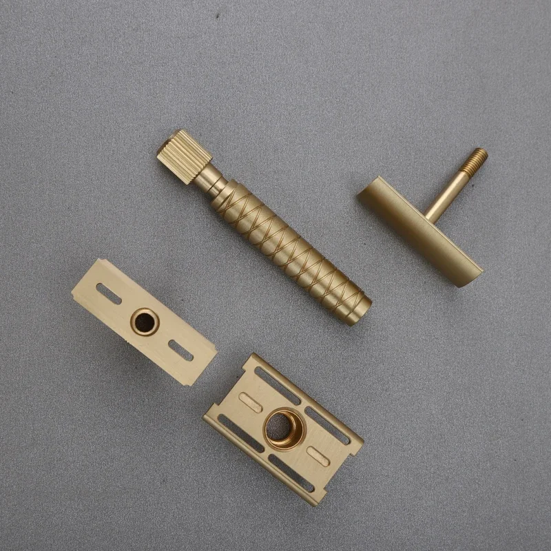 야치 100% 황동 소재 조절 가능한 더 파이널 컷 - 황동 V2 안전 면도기, 90mm 길이, 12mm 직경으로 편안한 그립감 제공