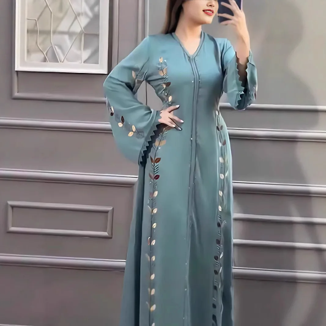 جلابية سوداء بتطريز أوراق