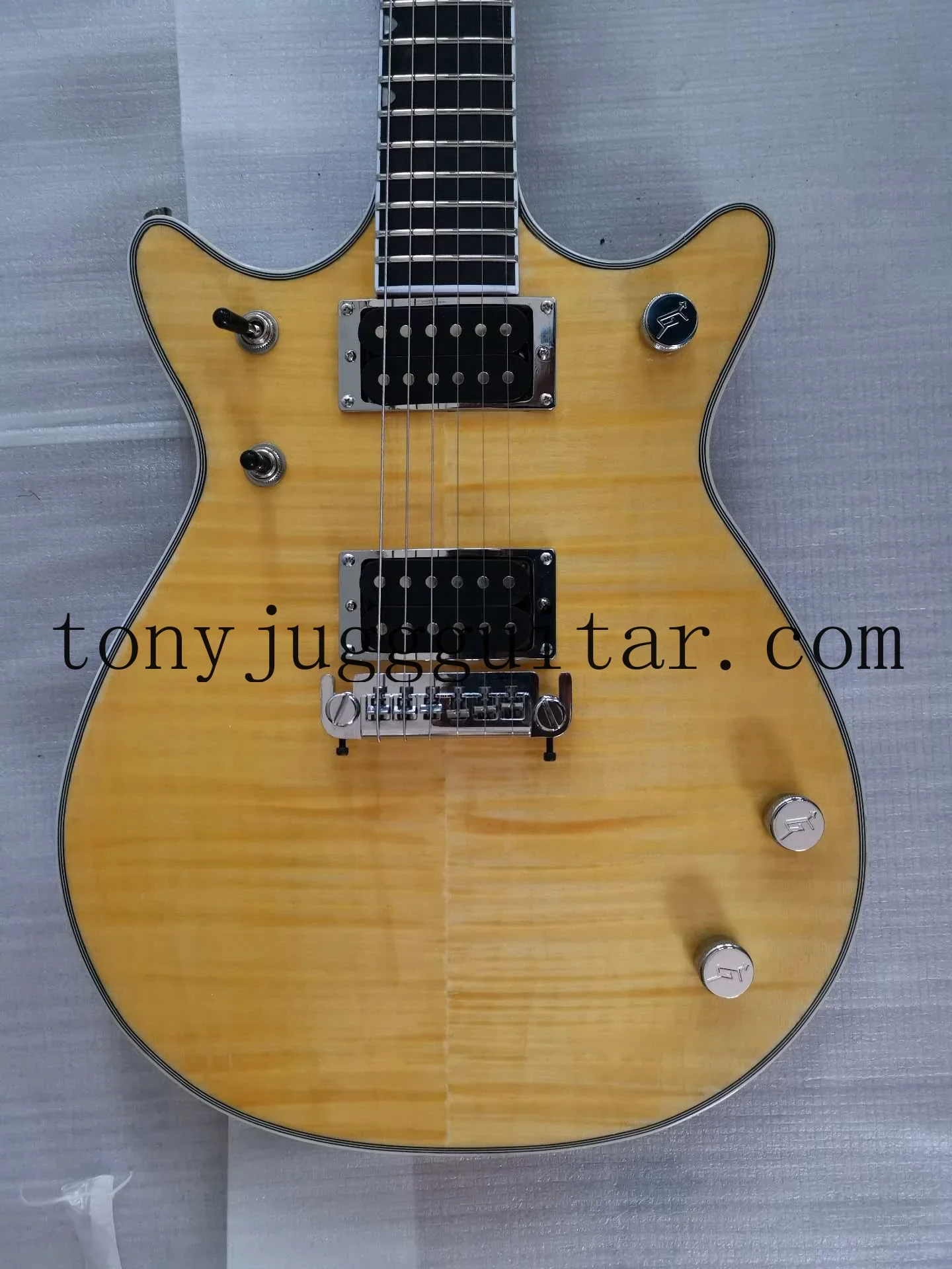 

G6131MY Malcolm Young II Natural Flame Maple Top Electric Guitar Double Cutaway, Original Gre Knobs, Dark Brown Back & Side