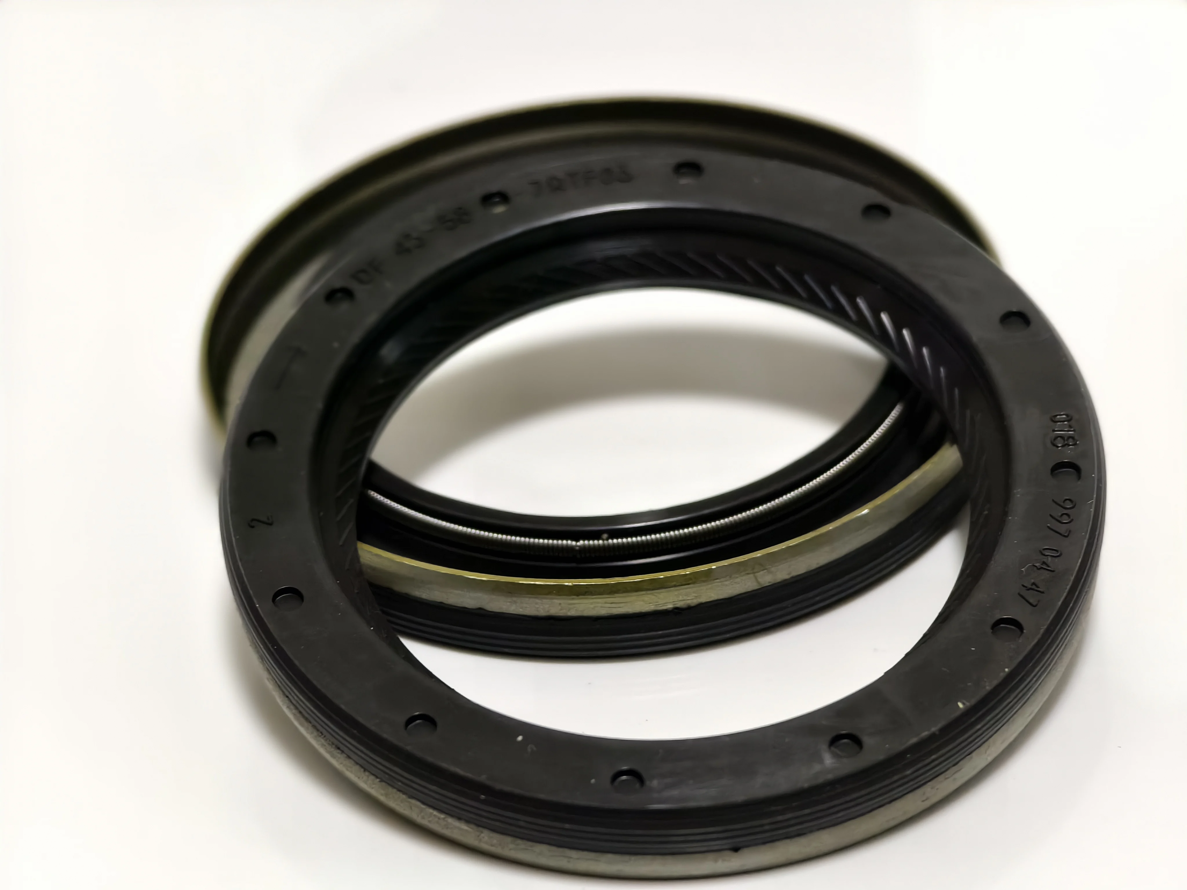 W202 W203 W204 oil pump Seal For Mercedes Benz Car Auto Parts C204 C208 C09 189970447 109974747 109974947 109975047 43*58*7